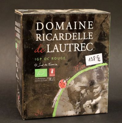 une boîte de vin posée sur une table