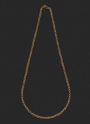 un collier en or auquel est attachée une chaîne