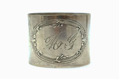 une photo d'une bague en argent sur laquelle est gravé un nom