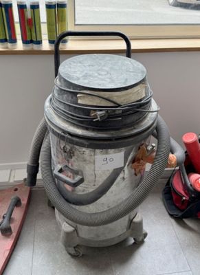 un aspirateur posé par terre près d'une fenêtre