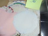beaucoup de vêtements de bébé posés sur une table, à côté d'un mot