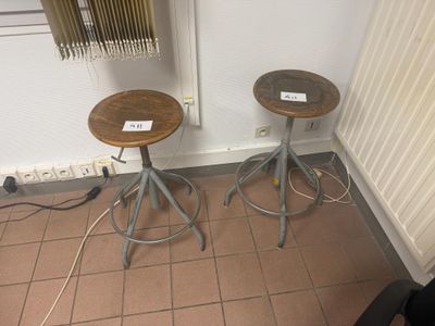 deux tabourets placés l'un à côté de l'autre sur un sol carrelé