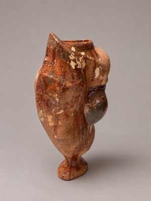 l'image d'un vase brun posé sur une table