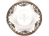 une plaque de verre ornée d'un motif sur un fond blanc