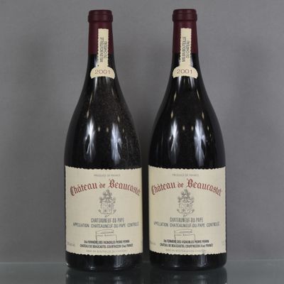 deux bouteilles de vin rouge posées sur une table en verre