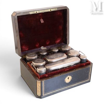 une petite boîte contenant beaucoup de pièces de monnaie