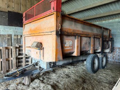 un camion-benne garé dans une grange