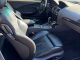 une photo d'une voiture dont la portière est ouverte