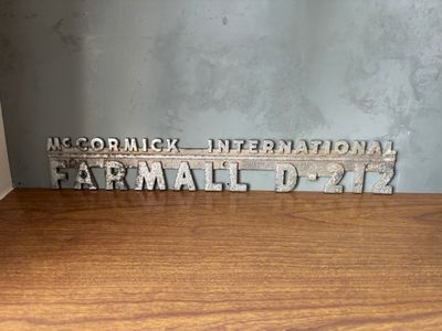une photo d'une plaque métallique posée sur une table en bois