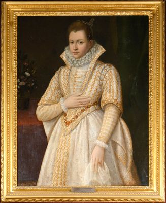 une peinture à l'huile représentant une femme vêtue d'une robe blanche ornée d'une bordure dorée