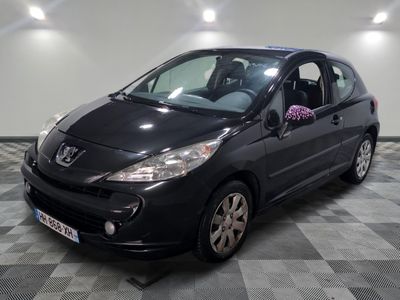 la photo d'une petite voiture noire garée dans un garage