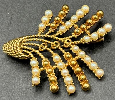 pearl and gold - plated broochle with chain