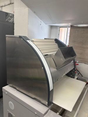 une machine qui se trouve à l'intérieur d'un bâtiment