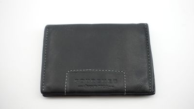 un portefeuille en cuir noir avec des coutures blanches sur le devant
