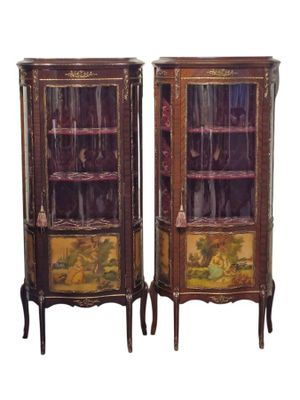paire de vitrines anciennes peintes, dotées de portes vitrées et de tiroirs