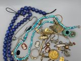 gros plan d'un bouquet de bijoux sur une table