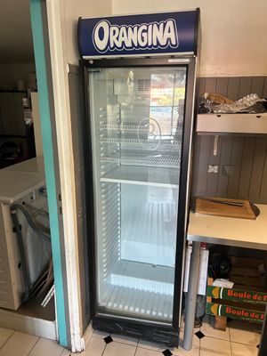 un réfrigérateur posé dans un coin de la cuisine