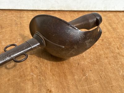 Ancien sabre à coque en fer, lame cassée