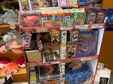 beaucoup de jouets sur les étagères du magasin