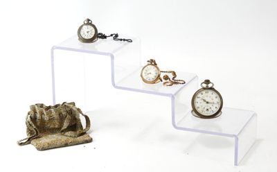 trois étagères en verre sur lesquelles sont posées des montres et un sac à main
