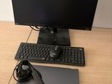 un écran d'ordinateur, un clavier, une souris et un tapis de souris posés sur un bureau