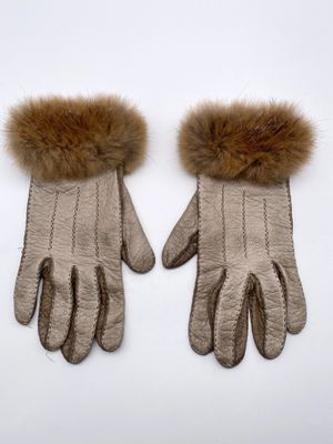 deux paires de gants à poignets en fourrure sur fond blanc