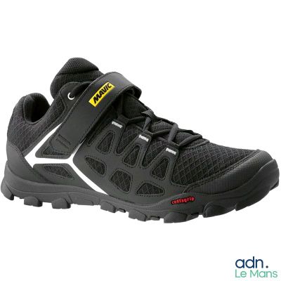 gros plan d'une paire de chaussures noires sur fond blanc