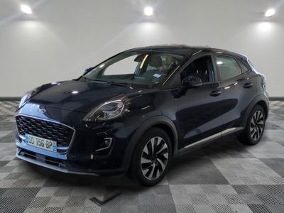 une voiture noire garée sur le sol en damier d'un garage