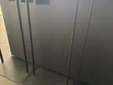 trois cabines vides dans des toilettes publiques