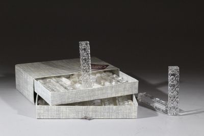 une petite boîte contenant une bougie, posée sur une table