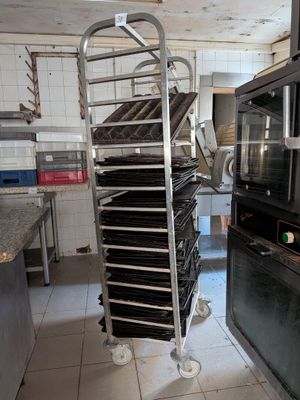 une photo d'une cuisine professionnelle avec une étagère remplie de plateaux