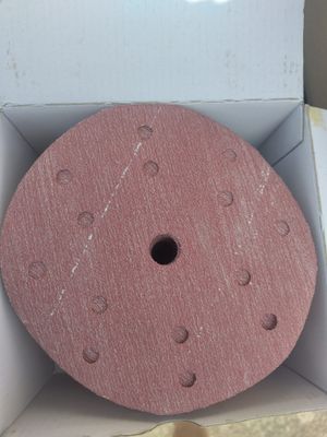 un disque rose dans une boîte percée de trous