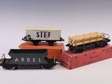 trois petits trains qui sont empilés les uns sur les autres