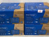 trois boîtes de chargeurs intelligents empilées les unes sur les autres
