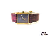 une image représentant une montre-bracelet avec un cadran violet et un bracelet doré