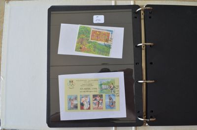 Un classeur de blocs de timbres de divers pays, oblitérés