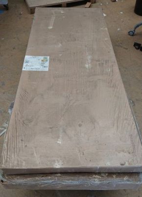 une table placée au milieu d'une pièce