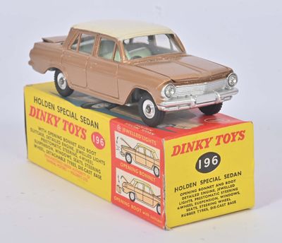 une voiture jouet posée sur une boîte