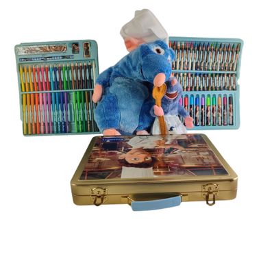 un rat en peluche assis sur une valise contenant des crayons de couleur