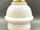 un gros plan d'une lampe posée sur une table, dont la lumière est allumée