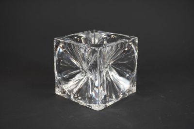 Cendrier en cristal. Accidents à la base.