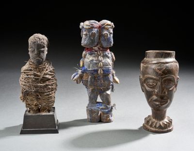 trois types de sculptures différents sont exposés sur une surface blanche