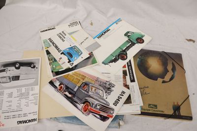 beaucoup de vieilles voitures et de brochures sur un lit