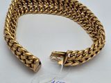 Gros plan sur un bracelet en or portant une étiquette