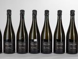 six bouteilles de vin alignées sur une table