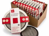 une boîte de biscuits contenant un plateau de biscuits