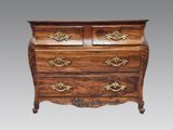 une commode ancienne en bois avec des poignées en laiton