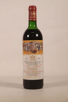l'image d'une bouteille de vin posée sur une table