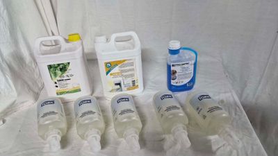 plusieurs flacons de gel hydroalcoolique posés sur une table