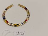gros plan d'un bracelet sur une surface blanche